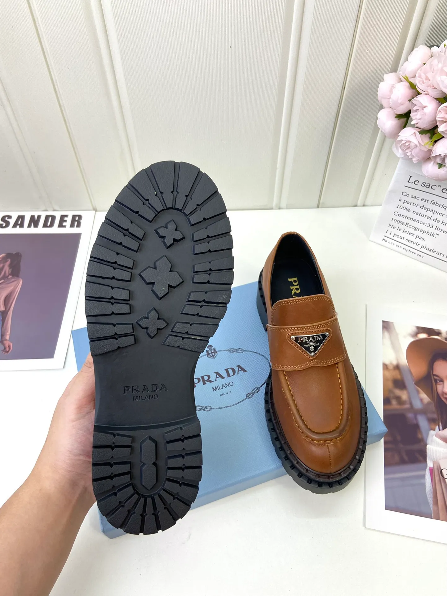 👟👟Ex-factory price 520👟👟 🔥🔥✨Prada* 2024WA new autumn and winter thick-soled loafers👟 These leather loafers use thick soles, craftsmanship details and contemporary elements add vitality, interpreting classics in a new fashion language. Enamel-coated triangular metal logo with a height of 55 mm makes its debut 🌟 Recommended by major bloggers on Xiaohongshu, developed 1-1 to highlight classic charm. Cowhide lining TPU outsole ➕ genuine leather edge bar Code number: 35 to 41 (40-41 customized, non-refundable)